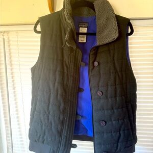 Patagonia, women’s large, charcoal vest